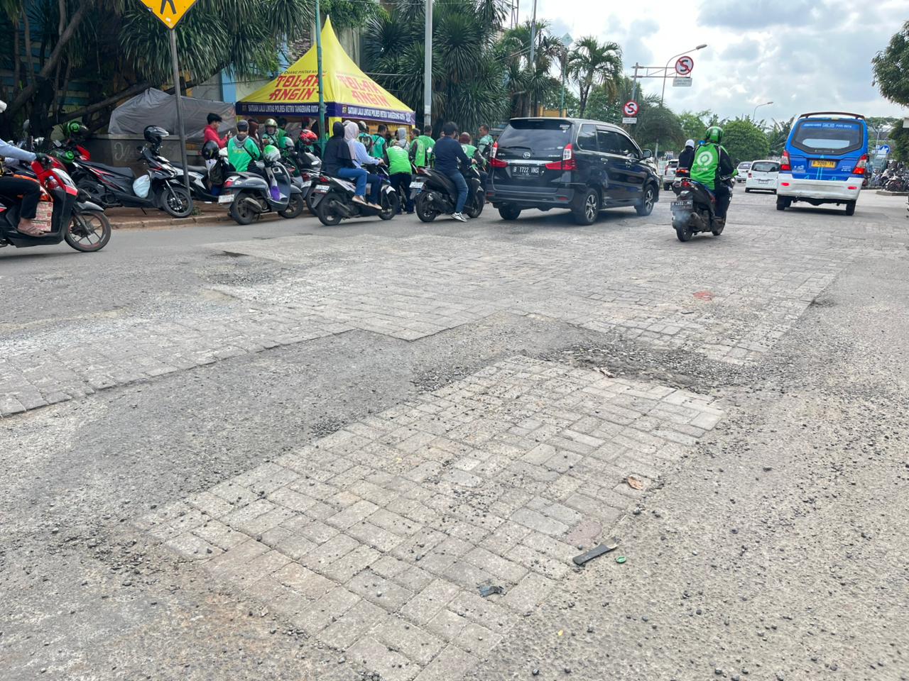 Paving Block Rusak di Simpang Puri Beta, Warga Desak Perbaikan Permanen
