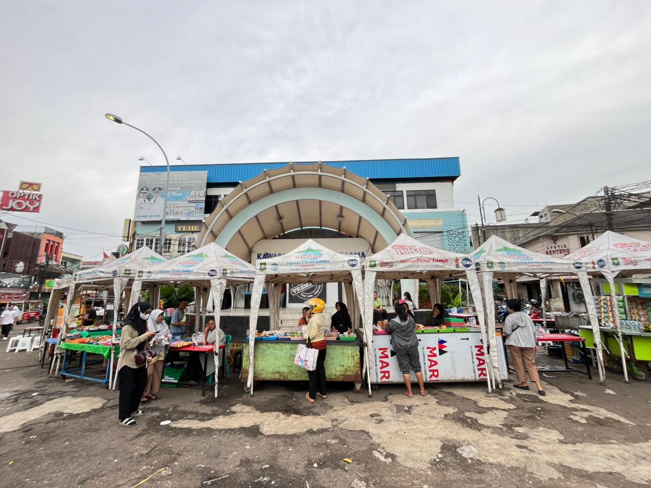 Pedagang Takjil Pasar Lama Masih Sepi Pembeli (2)