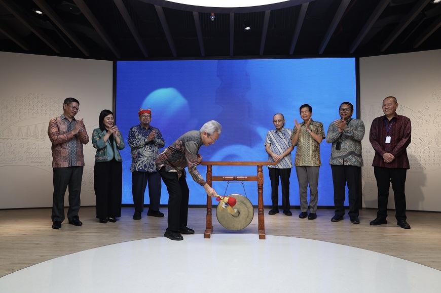 Pemukulan gong sebagai peresmian program DMT UMN