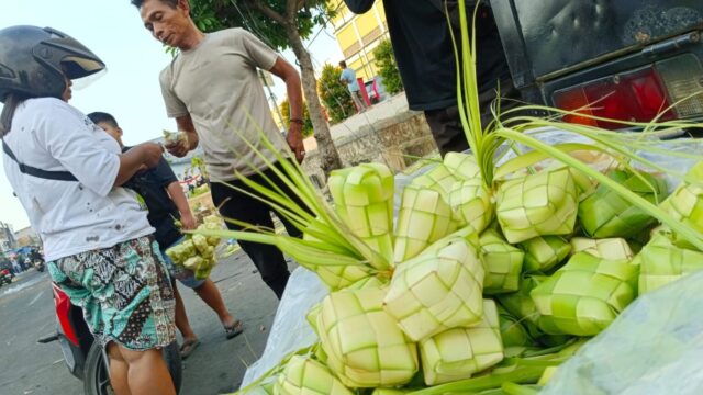 Penjual Ketupat Lebaran (1)