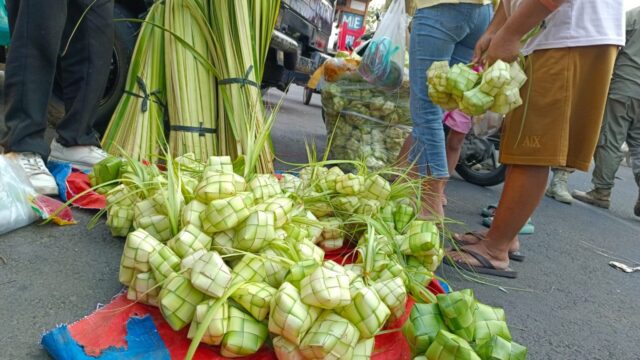 Penjual Ketupat Lebaran (3)