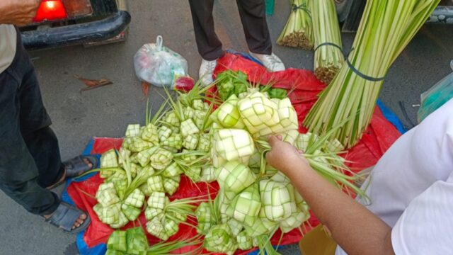 Penjual Ketupat Lebaran (4)