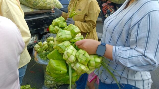 Penjual Ketupat Lebaran (5)