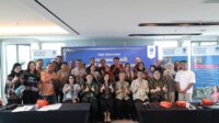 Foto bersama jajaran tim UMN bersama mitra media kegiatan halalbihalal