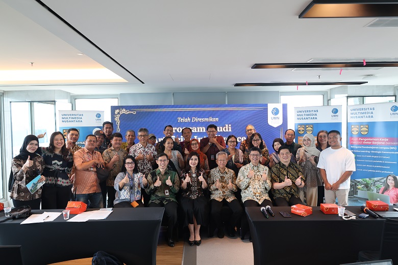 Foto bersama jajaran tim UMN bersama mitra media kegiatan halalbihalal