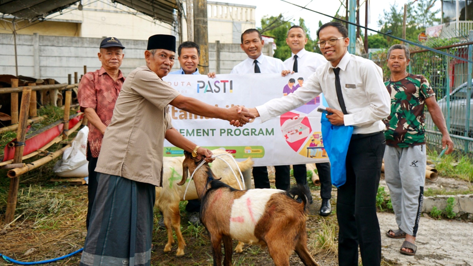 ARYADUTA Lippo Village Salurkan Hewan Kurban untuk Warga Binong