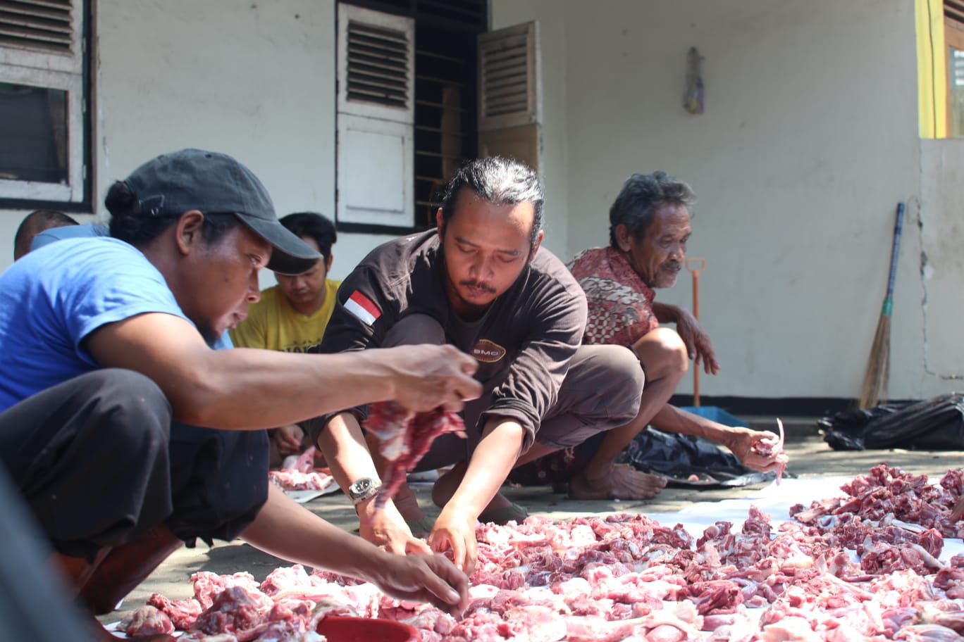 Balai Media Center Tangerang Raya Sembelih Lima Kambing Kurban (1) Balai Media Center Tangerang Raya Sembelih Lima Kambing Kurban