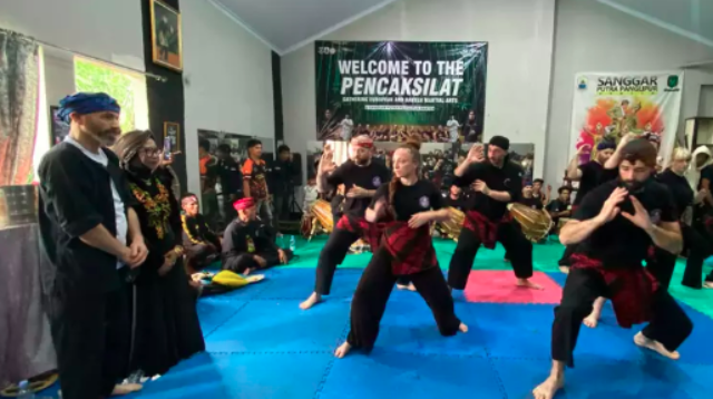 Belasan Warga Italia Datang ke Lebak Dalami Pencak Silat Tradisional Banten