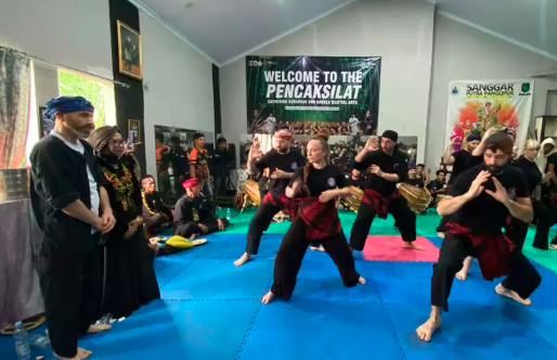 Belasan Warga Italia Datang ke Lebak Dalami Pencak Silat Tradisional Banten