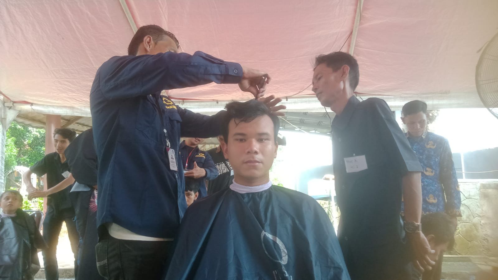 peserta pelatihan sedang mengikuti pelatihan mencukur