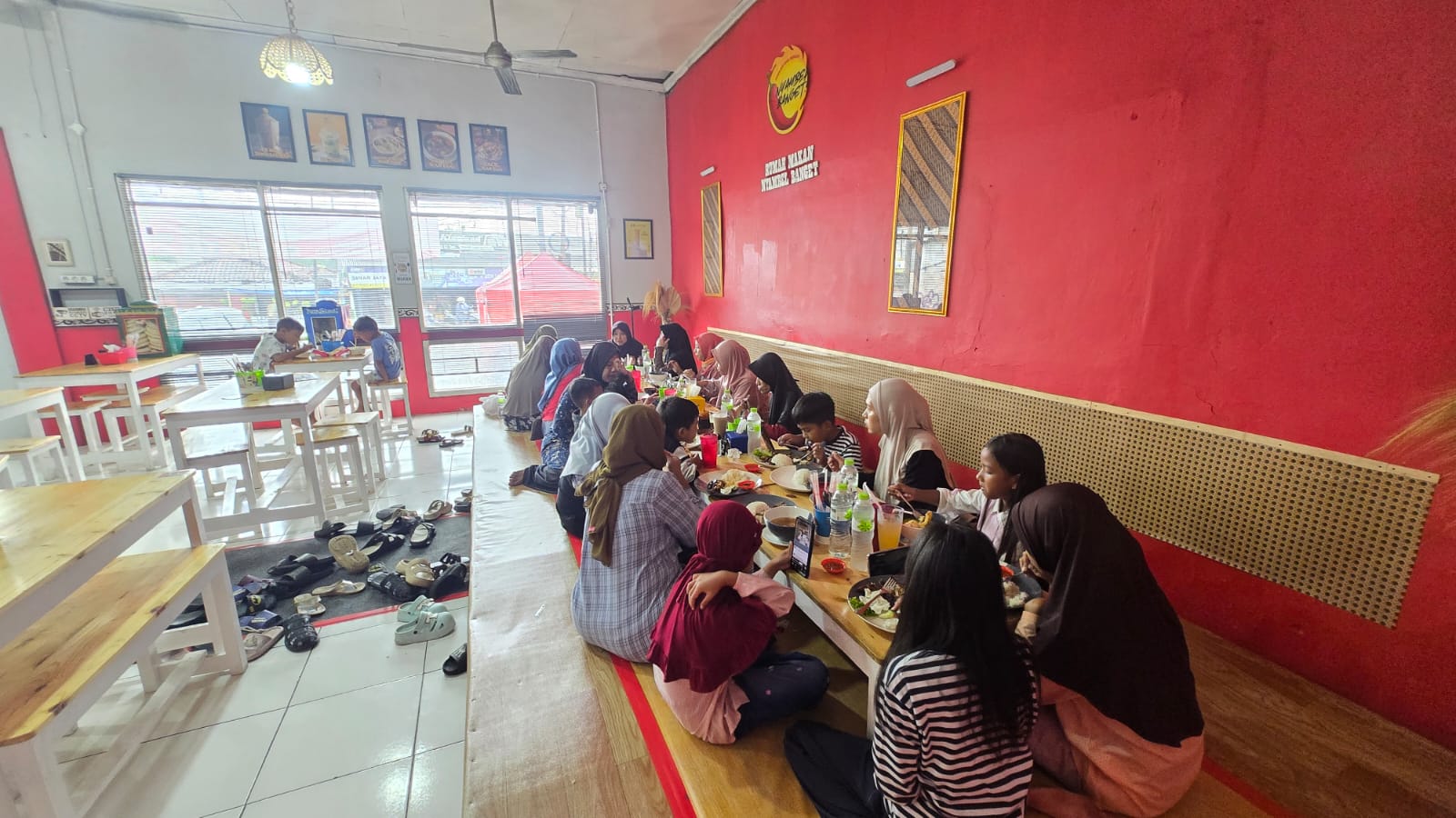 Keramaian pengunjung di rumah makan Nyambel Banget