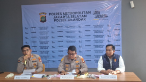 Kapolsek Cilandak Kompol Gusprihatin Zen mengatakan pelaku menggunakan modus berpura-pura melamar pekerjaan sebagai karyawan warung makan sebelum akhirnya membawa kabur kendaraan milik korban.