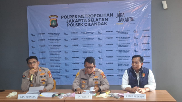 Kapolsek Cilandak Kompol Gusprihatin Zen mengatakan pelaku menggunakan modus berpura-pura melamar pekerjaan sebagai karyawan warung makan sebelum akhirnya membawa kabur kendaraan milik korban.