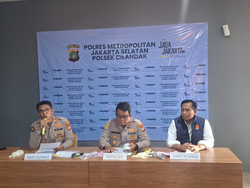 Kapolsek Cilandak Kompol Gusprihatin Zen mengatakan pelaku menggunakan modus berpura-pura melamar pekerjaan sebagai karyawan warung makan sebelum akhirnya membawa kabur kendaraan milik korban.
