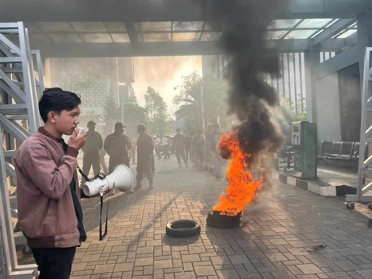 LMND Tangsel Desak Wali Kota Copot Tiga Kepala Dinas LMND Tangsel Desak Wali Kota Copot Tiga Kepala Dinas