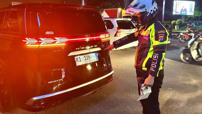 Pengemudi BYD Denza Kena ‘Surat Cinta’ Polisi karena Pelat Mirip “RI”