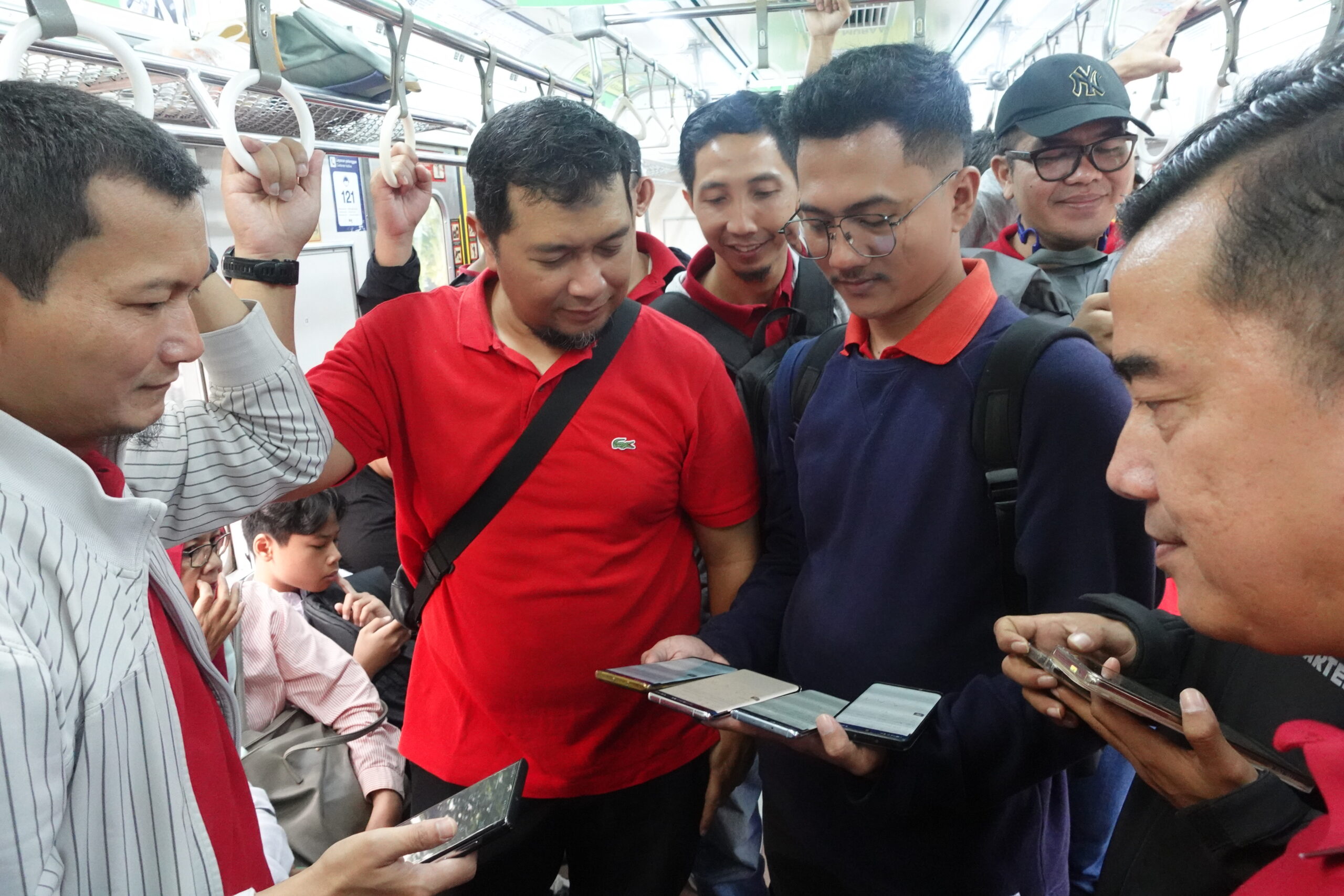Telkomsel terus memperkuat kualitas layanan konektivitas bagi pelanggan yang beraktivitas menggunakan transportasi kereta api melalui pengujian dan optimalisasi jaringan di sejumlah jalur KRL Commuter Line Jabodetabek dan Kereta Api Jarak Jauh (KAJJ).