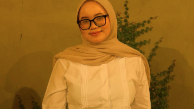 Amanda, mahasiswa PBSI UIN Syarif Hidayatullah Jakarta kelahiran 2004 yang gemar membaca buku, terutama fiksi.