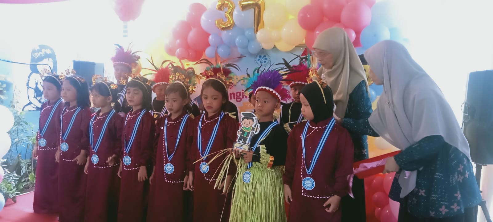 28 Siswa TK Melati Indah Lanjut ke SD, Suasana Pelepasan Diwarnai Haru dan Kebahagiaan