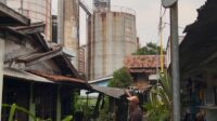 Warga setempat menunjukan cerobong asap pabrik