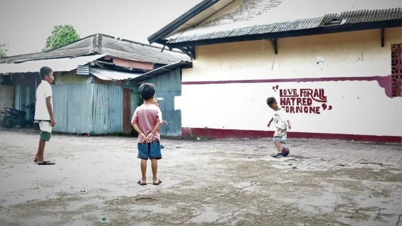 Anak-anak bermain di lapangan Wisma Transito, Mataram, Nusa Tenggara Barat (NTB). Sumber: BBC News