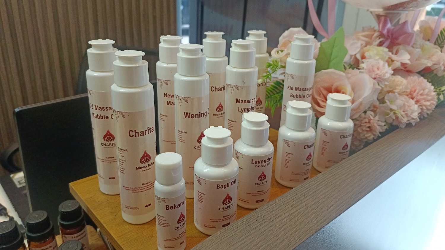 Berawal dari kebutuhan internal usaha spa yang dijalankannya, Verawati Amir (46) berhasil mengembangkan Charita Aromatherapy menjadi produk aromaterapi berbahan alami yang kini diminati hingga pasar luar negeri.