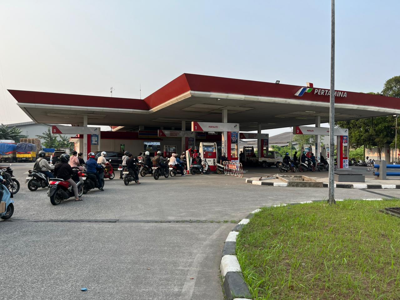 Harga Pertamax Naik, Sopir Online di Kota Tangerang Mulai Merasakan Tekanan (1) Harga Pertamax Naik, Sopir Online di Kota Tangerang Mulai Merasakan Tekanan