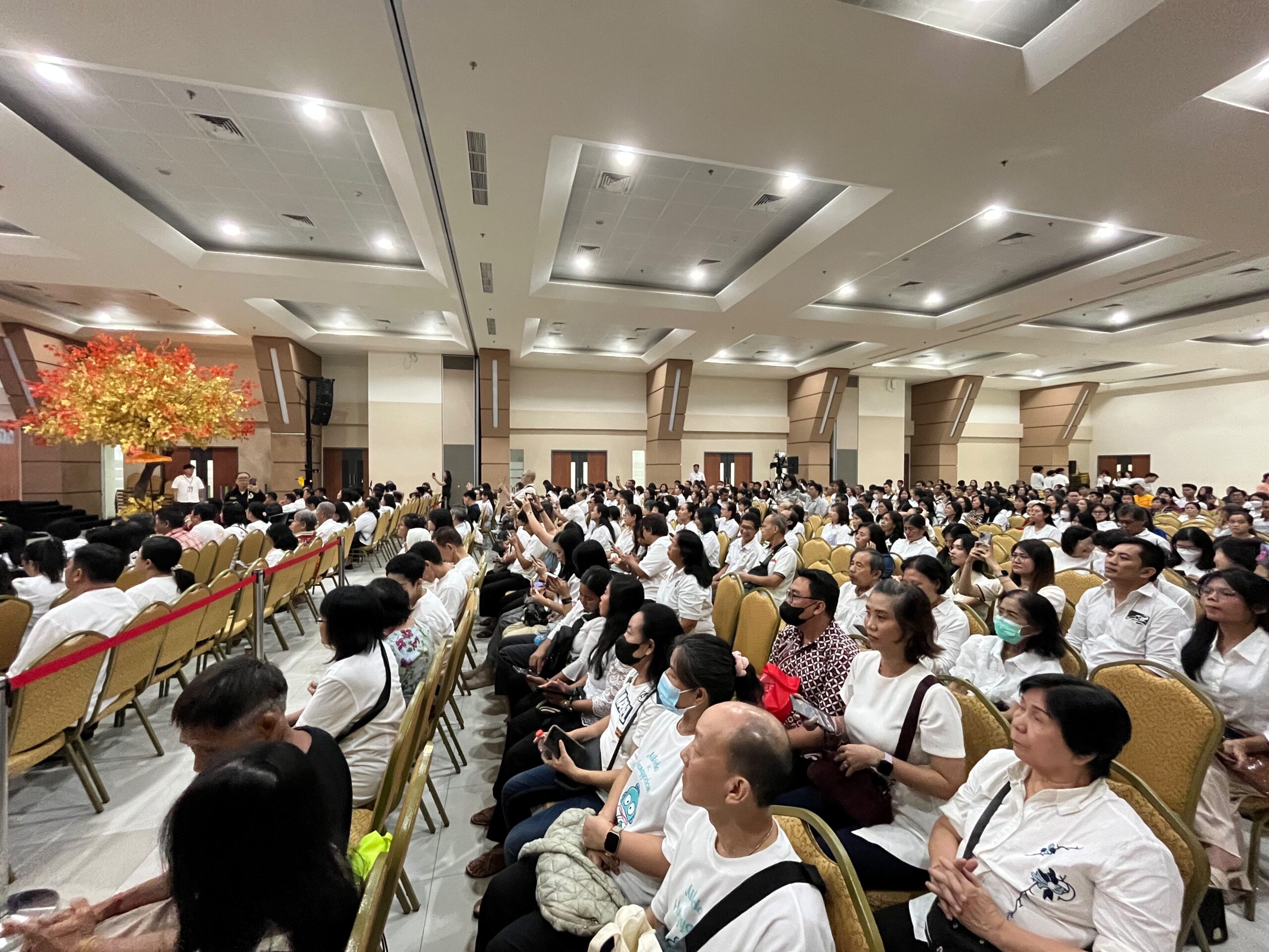 Perayaan Waisak 2570 BE yang digelar di Auditorium Vipassi, Universitas Buddhi Dharma (UBD), Kota Tangerang, pada Jumat, 5 Juni 2026 malam, menjadi penutup rangkaian Indonesia Walk for Peace (IWFP) 2026.