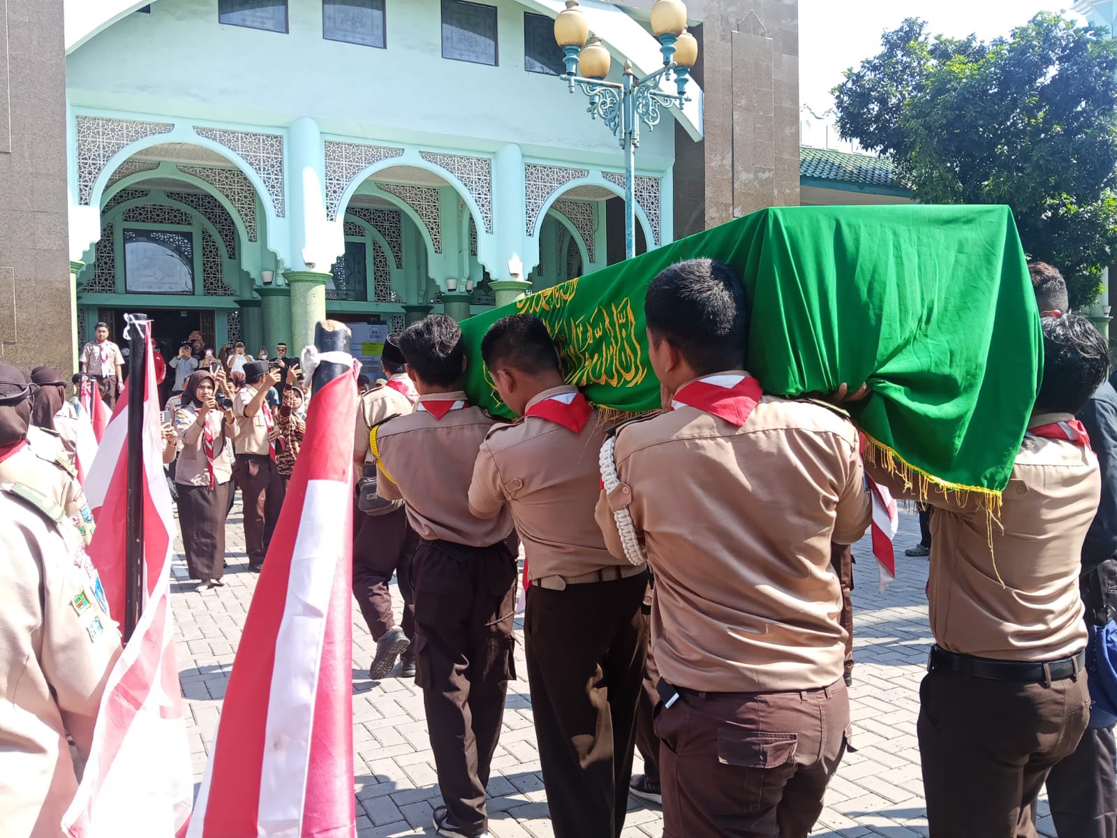 Kabar duka menyelimuti masyarakat Tangerang atas kepergian Kak Herman, seorang sosok pramuka sejati yang meninggal dunia akibat kecelakaan tabrak lari.Peristiwa tragis ini terjadi pada Minggu, 7 Juni 2026 dini hari, sekitar pukul 01.00 WIB di depan steam apple Cisereh Gumaran