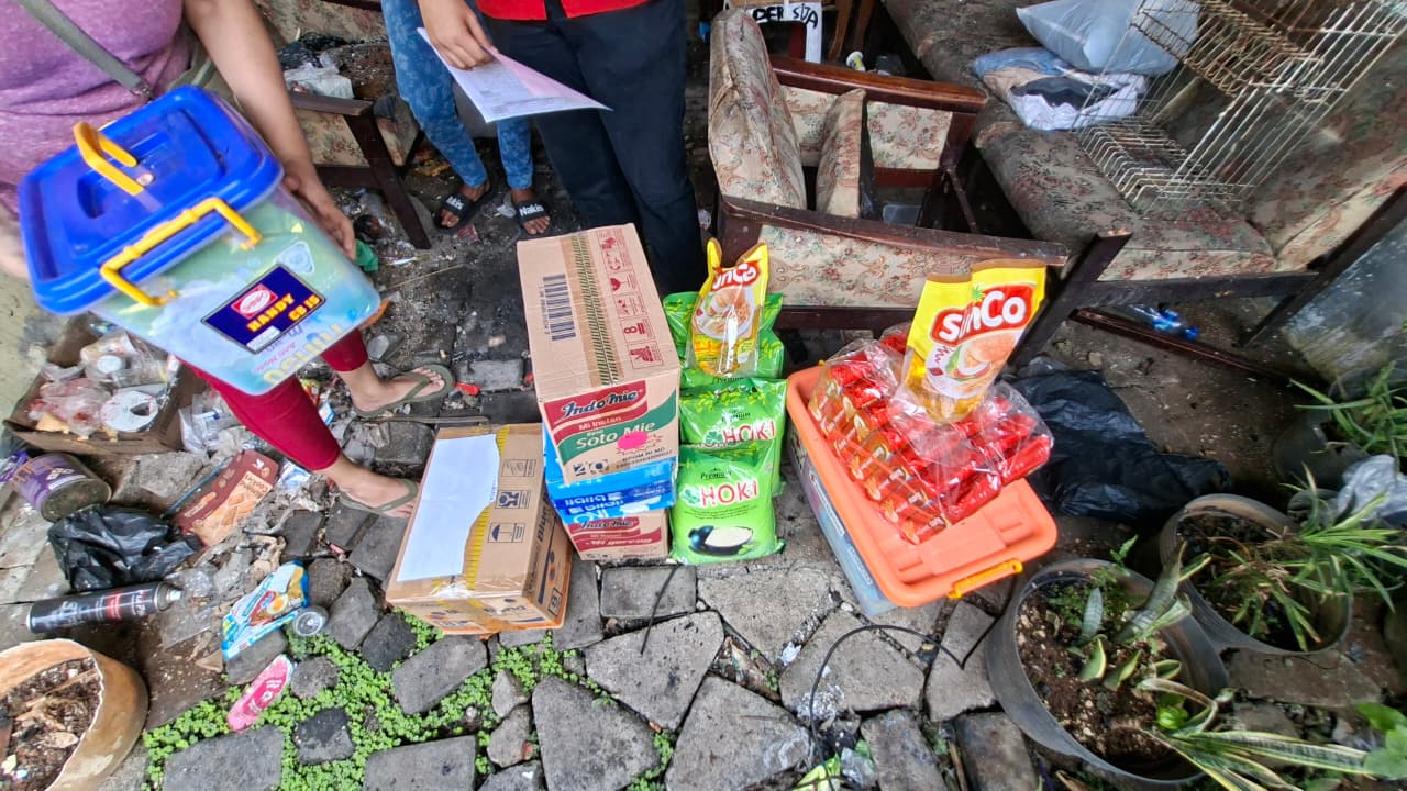 PMI Kota Tangerang Salurkan Bantuan untuk Korban Kebakaran di Karang Tengah