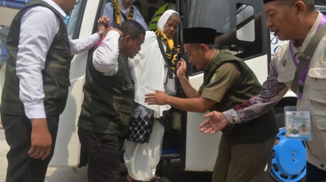 Jamaah Haji Kloter 1 Kota Tangerang Tiba di Tanah Air, 390 Jamaah Pulang dengan Selamat