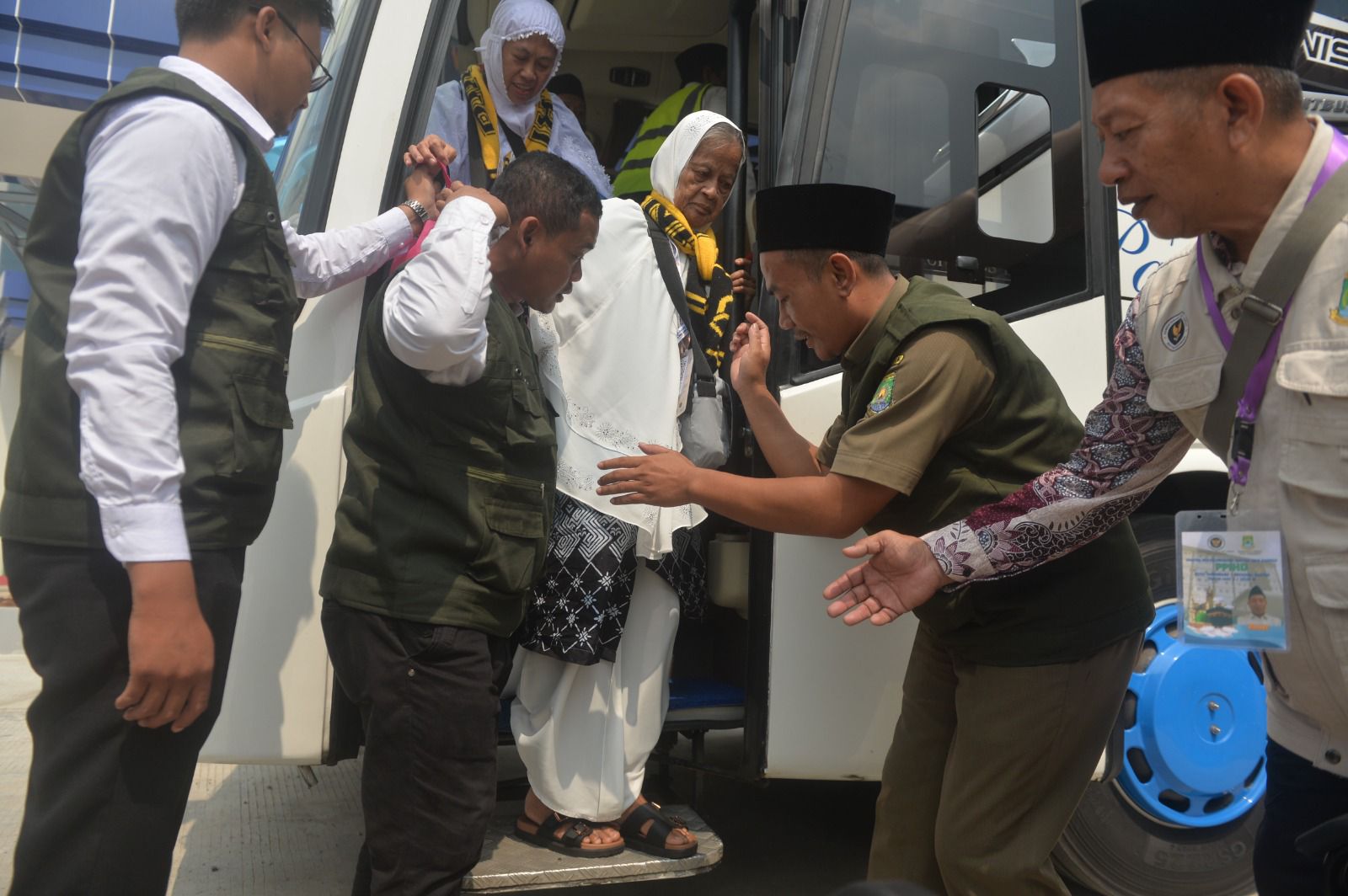 Jamaah Haji Kloter 1 Kota Tangerang Tiba di Tanah Air, 390 Jamaah Pulang dengan Selamat