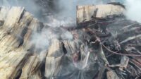 Kebakaran Pabrik Sandal Karet di Cipondoh Belum Padam, Damkar Optimistis Selesai Malam Ini