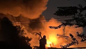 Pabrik Karet di Cipondoh Dilalap Api, Puluhan Personel Damkar Dikerahkan