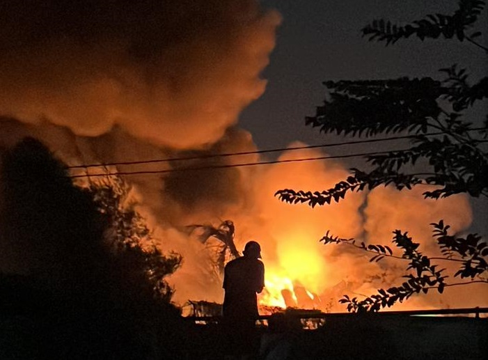 Pabrik Karet di Cipondoh Dilalap Api, Puluhan Personel Damkar Dikerahkan (2) Pabrik Karet di Cipondoh Dilalap Api, Puluhan Personel Damkar Dikerahkan