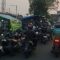 Parkir Motor Penuhi Trotoar Dekat Stasiun, Pejalan Kaki Harus Berjalan di Badan Jalan