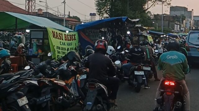Parkir Motor Penuhi Trotoar Dekat Stasiun, Pejalan Kaki Harus Berjalan di Badan Jalan