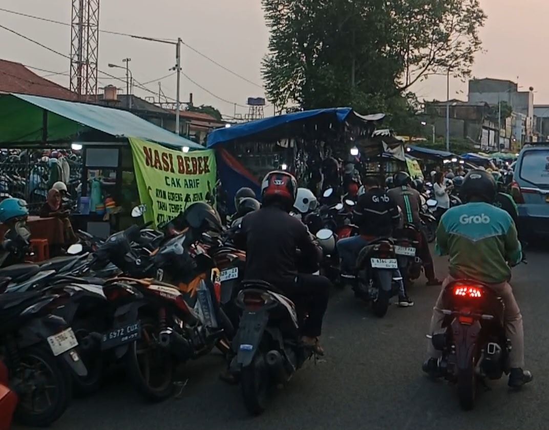 Parkir Motor Penuhi Trotoar Dekat Stasiun, Pejalan Kaki Harus Berjalan di Badan Jalan