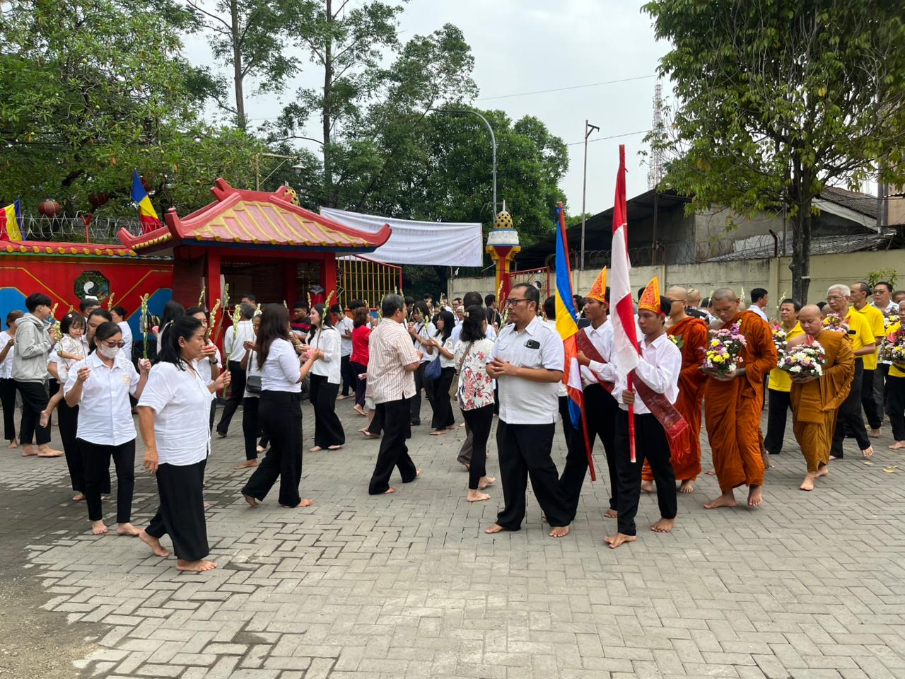 Ratusan umat Buddha mengikuti Perayaan Tri Suci Waisak 2570 BE/2026 di Klenteng Boen San Bio, Kecamatan Karawaci, Kota Tangerang, pada Minggu, 31 Mei 2026