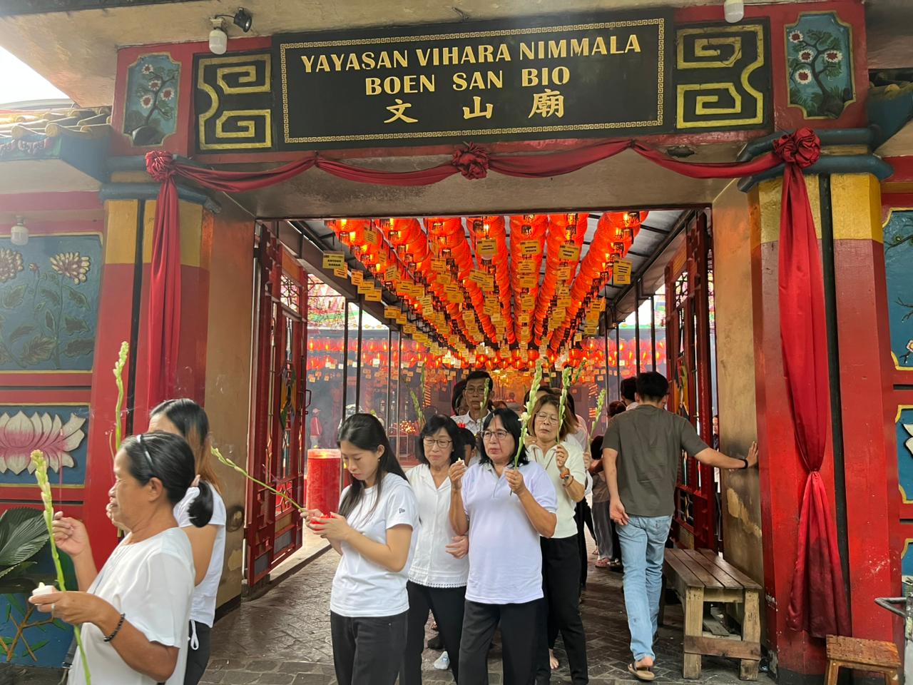 Ratusan umat Buddha mengikuti Perayaan Tri Suci Waisak 2570 BE/2026 di Klenteng Boen San Bio, Kecamatan Karawaci, Kota Tangerang, pada Minggu, 31 Mei 2026
