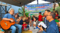 Sam Bimbo Ajak Anak-Anak HOME Bandung Bersinar Bernyanyi Bersama Usai Aksi Berbagi Beras