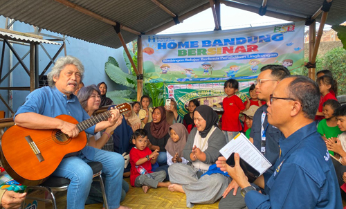 Sam Bimbo Ajak Anak-Anak HOME Bandung Bersinar Bernyanyi Bersama Usai Aksi Berbagi Beras