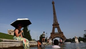 Gelombang panas ekstrem di Prancis. (Foto: REUTERS/Abdul Saboor)