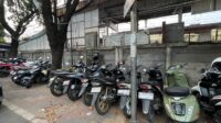 Parkir Liar Kembali Muncul di Trotoar Stasiun Batuceper, Pengawasan Diminta Diperketat