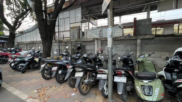 Parkir Liar Kembali Muncul di Trotoar Stasiun Batuceper, Pengawasan Diminta Diperketat