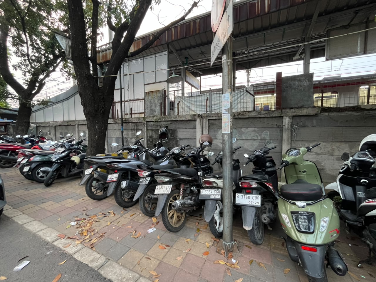 Parkir Liar Kembali Muncul di Trotoar Stasiun Batuceper, Pengawasan Diminta Diperketat