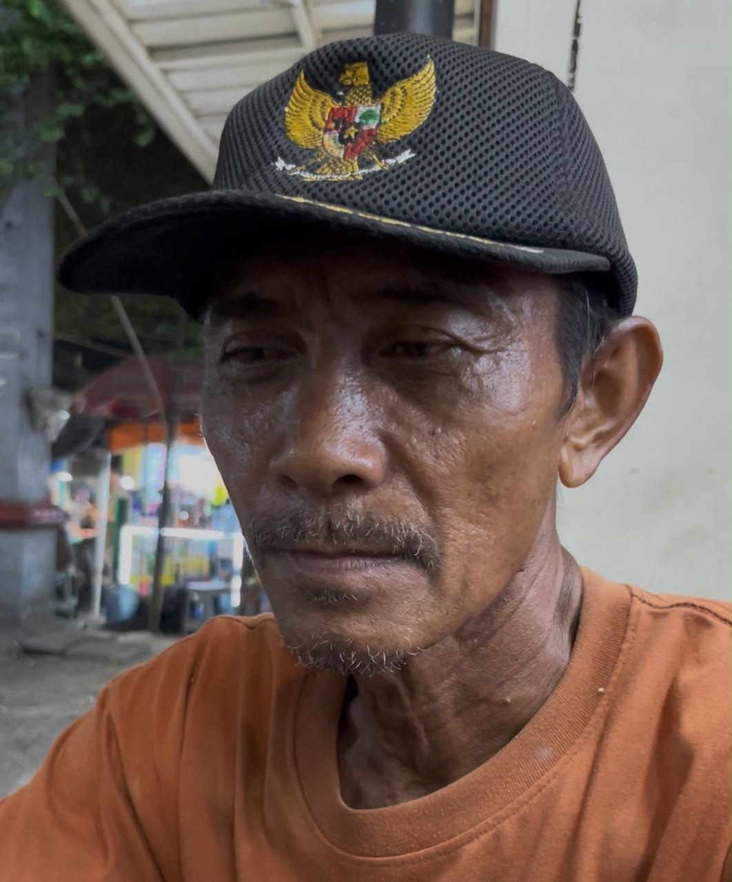 Suparlan (66) asal Pasar Baru, Kecamatan Karawaci, Kota Tangerang, masih setia menggantungkan hidup dengan menjual koran cetak