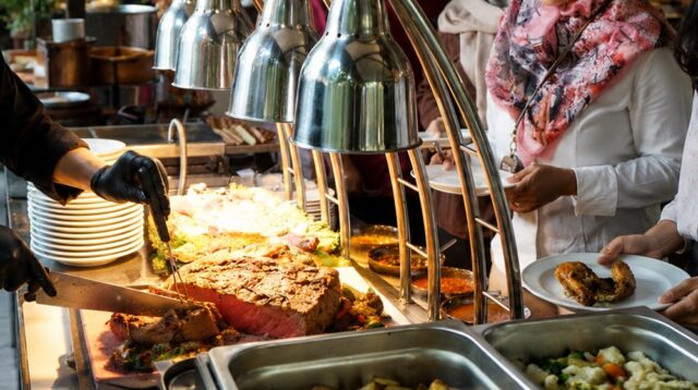 ARYADUTA Lippo Village Hadirkan Saturday Tropical Brunch, Gabungkan Kuliner Premium dan Rekreasi Keluarga