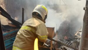 Api Melalap Permukiman di Karang Tengah, Satu Rumah dan Lima Kios Ludes Terbakar