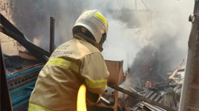 Api Melalap Permukiman di Karang Tengah, Satu Rumah dan Lima Kios Ludes Terbakar